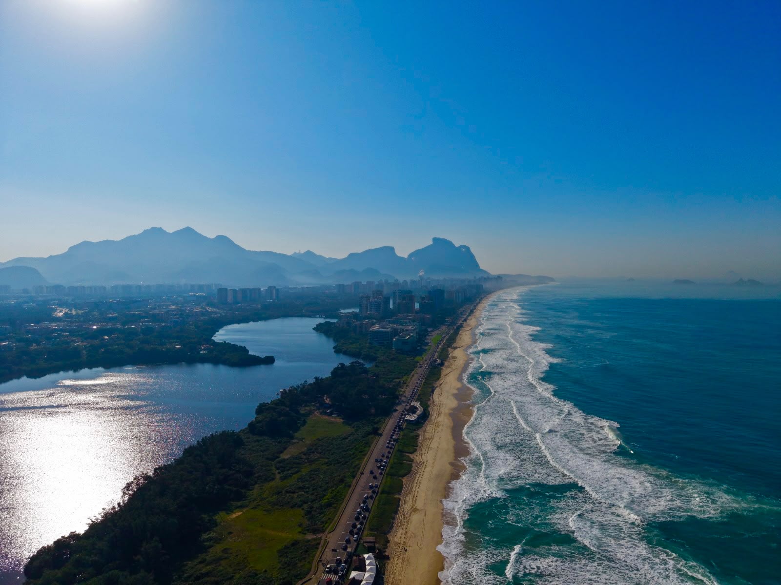 Barra da Tijuca lidera abertura de negócios e número de moradores em apartamentos no Rio