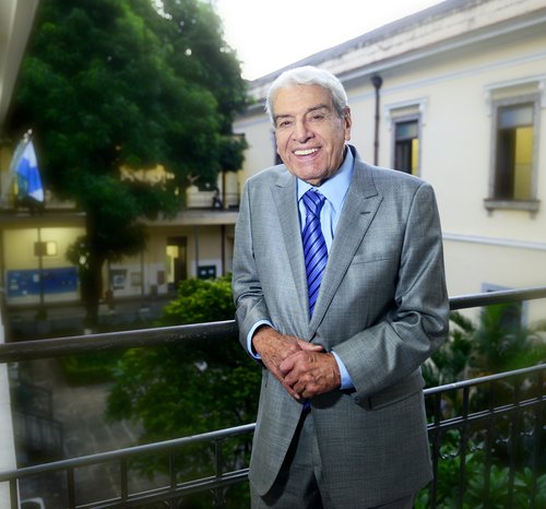 Biografia de Carlos Fernando de Carvalho é destaque na imprensa nacional